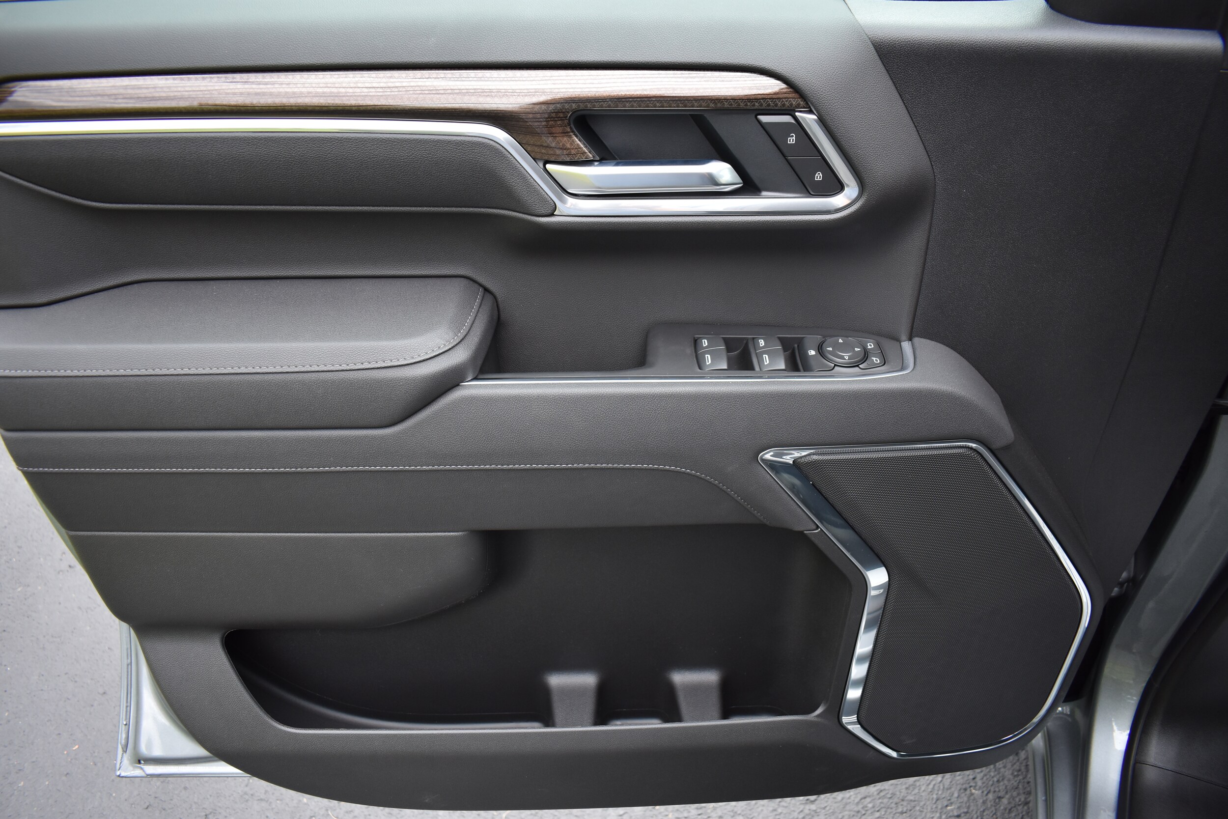 2025 Chevrolet Silverado 1500 LT photo 3