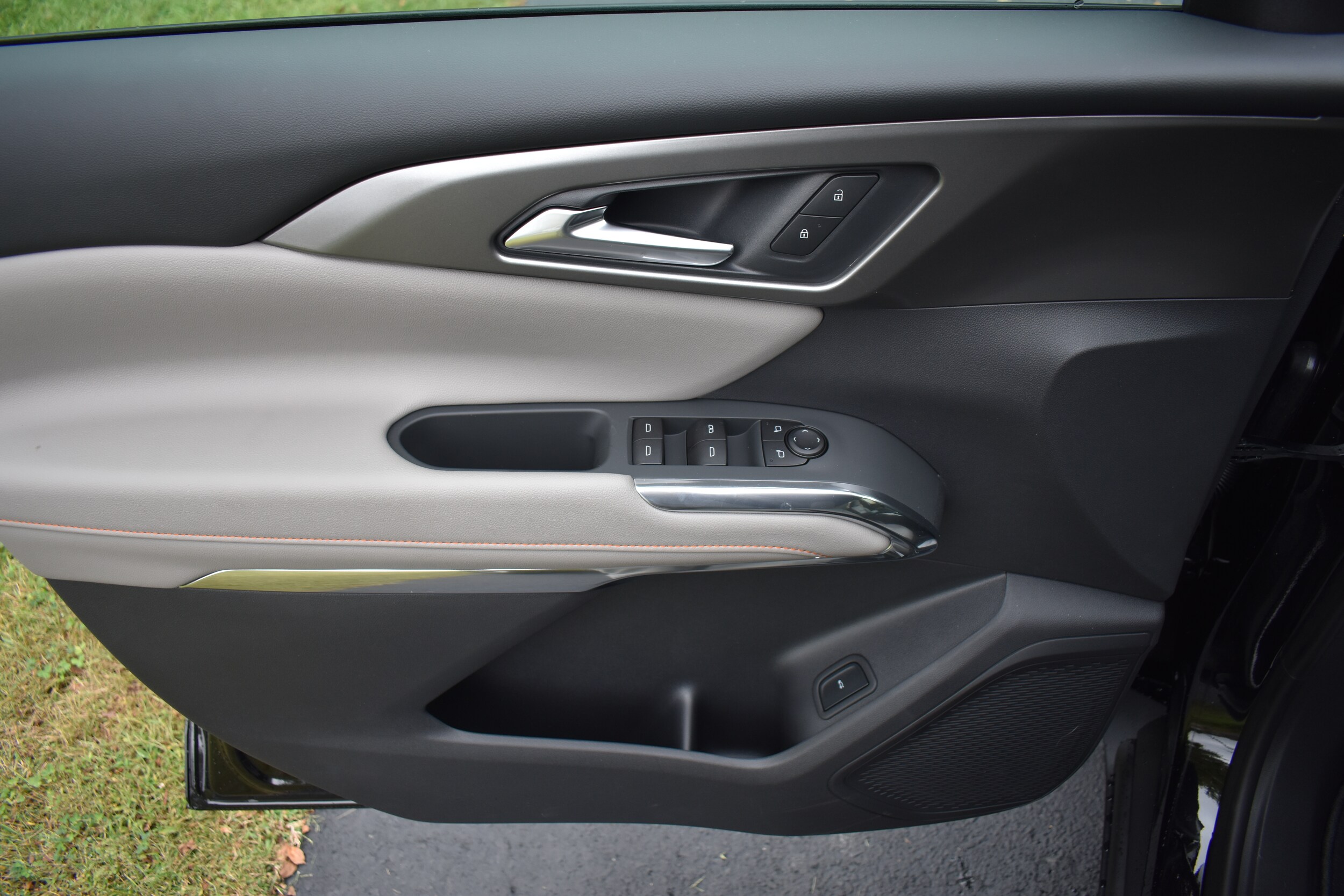 2026 Chevrolet Traverse photo 2