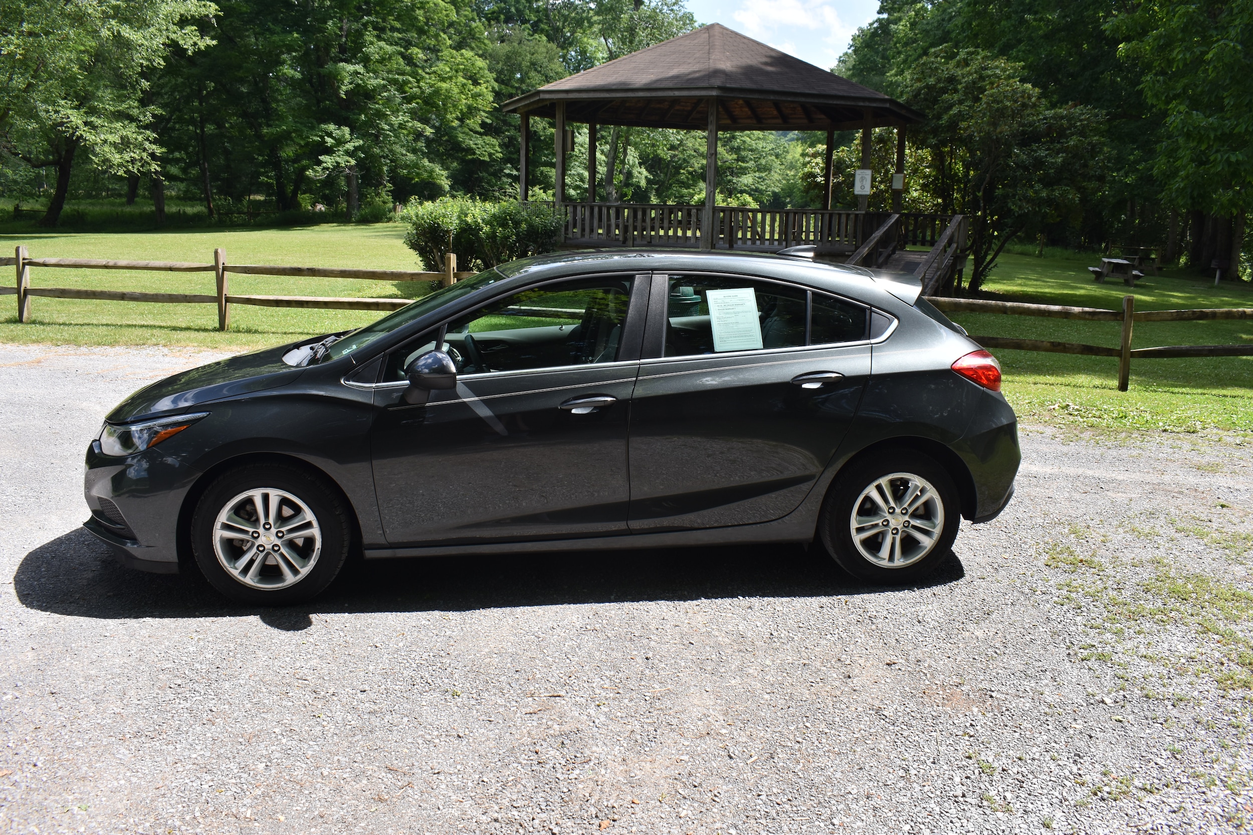 Used 2018 Chevrolet Cruze LT with VIN 3G1BE6SM1JS599412 for sale in Marlinton, WV