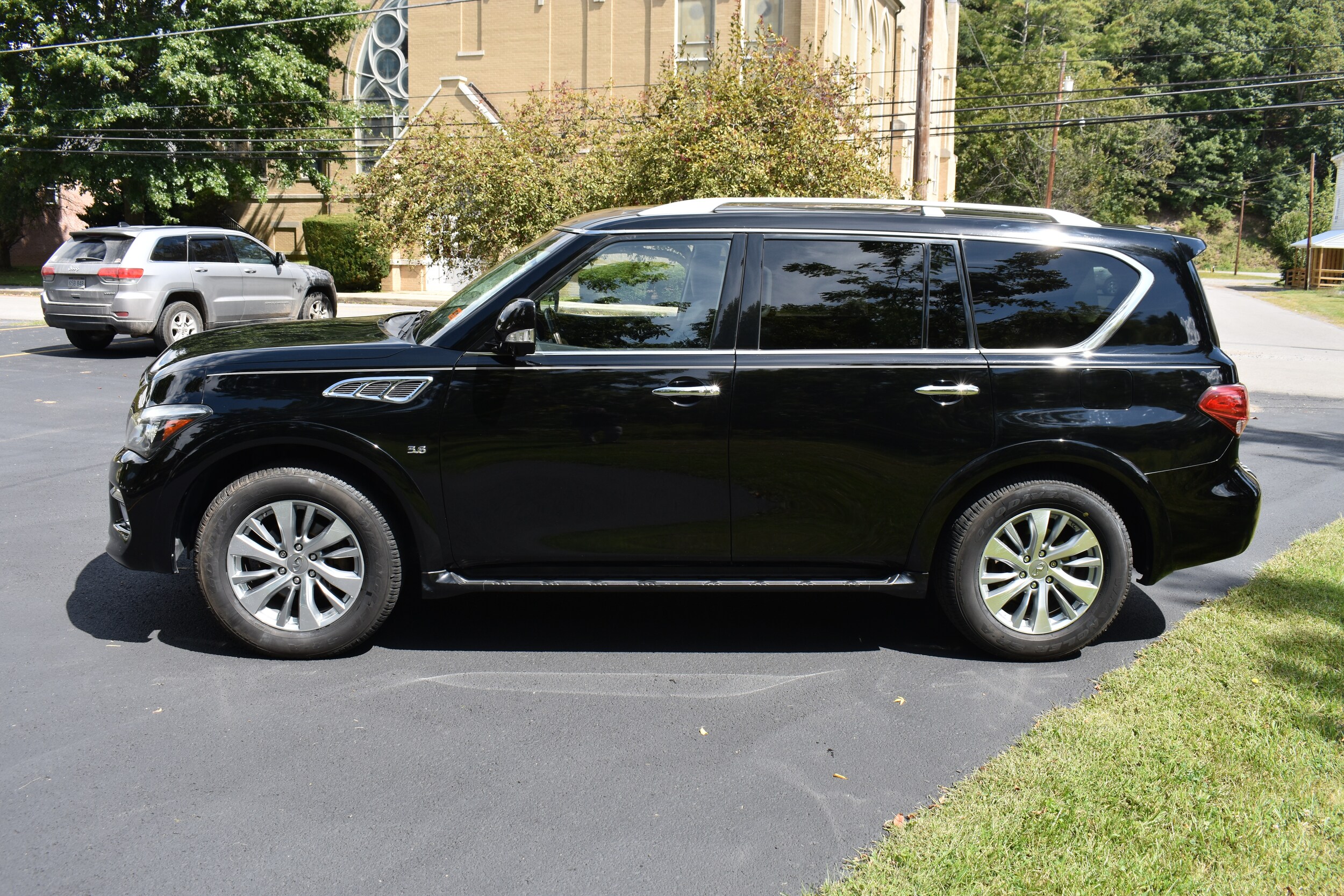2016 Infiniti QX80 photo 2