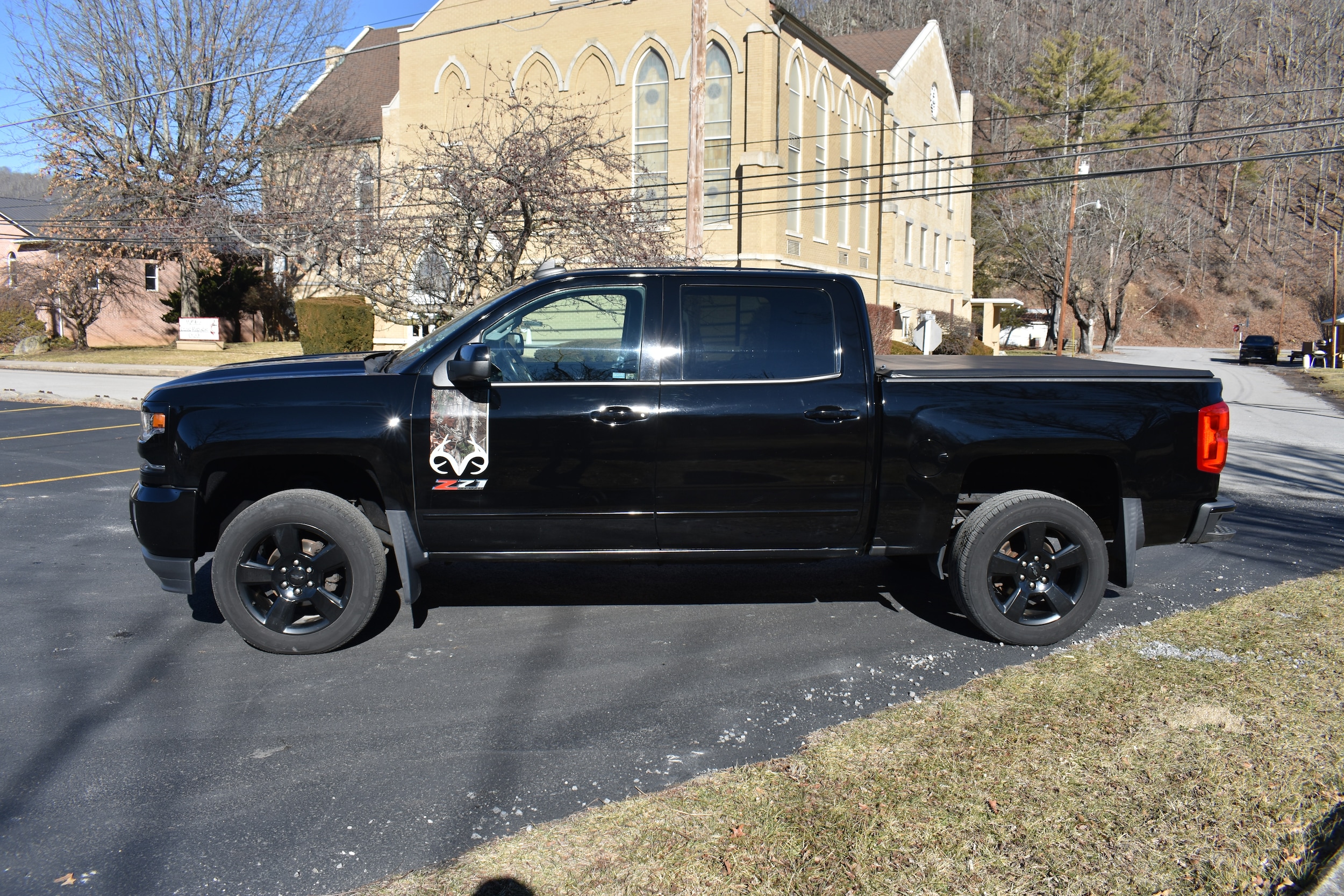 Used 2017 Chevrolet Silverado 1500 LTZ with VIN 3GCUKSEC2HG444532 for sale in Marlinton, WV