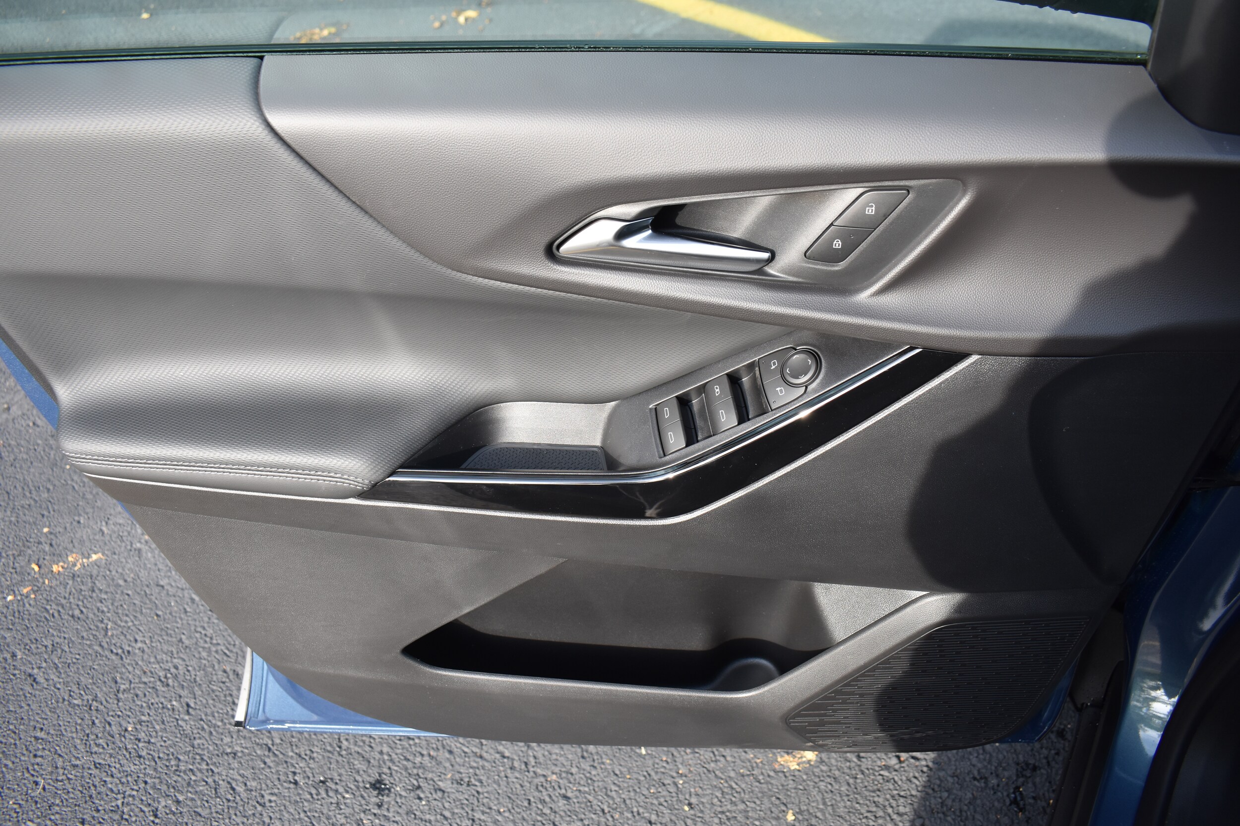 2026 Chevrolet Equinox LT photo 2