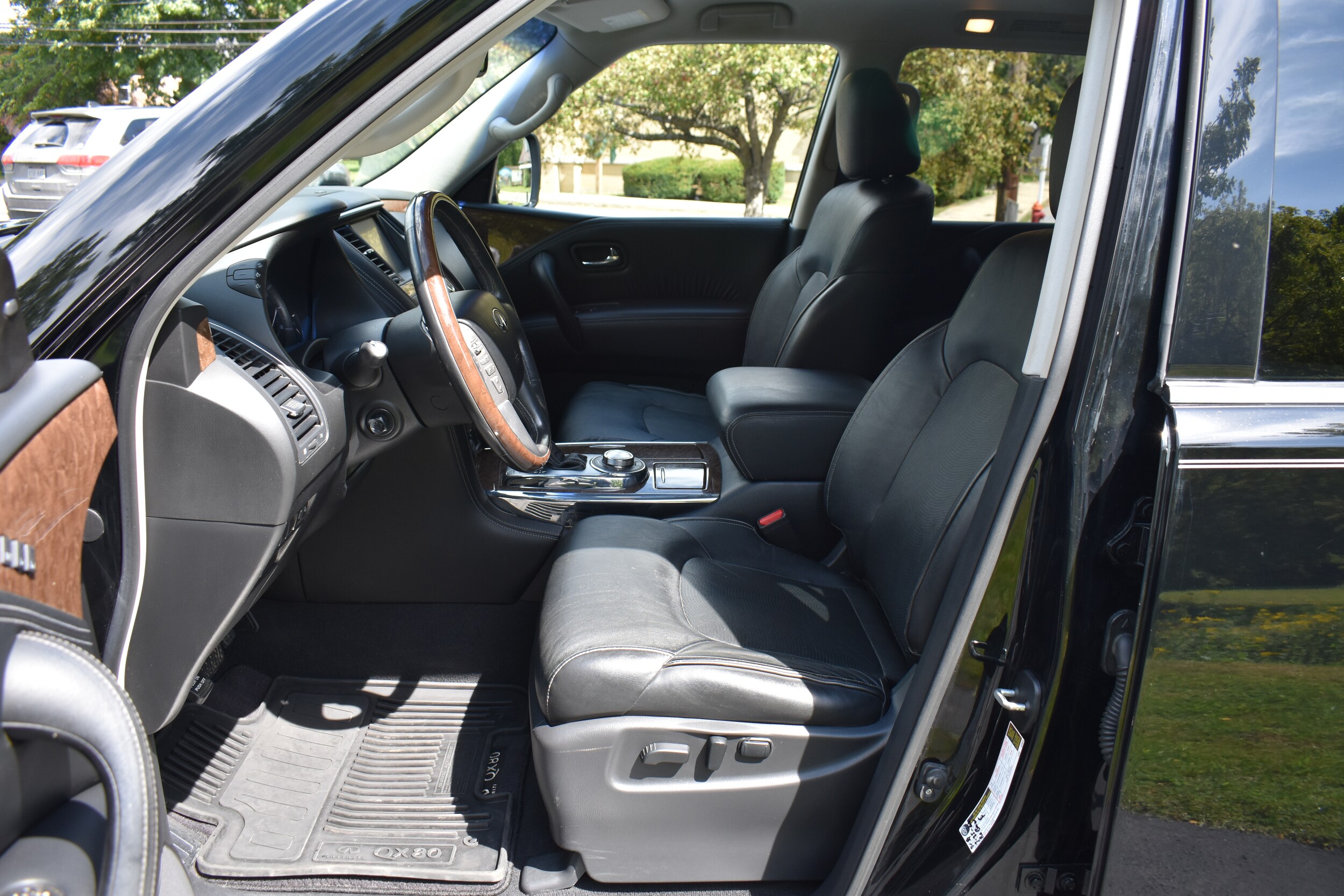 2016 Infiniti QX80 photo 3