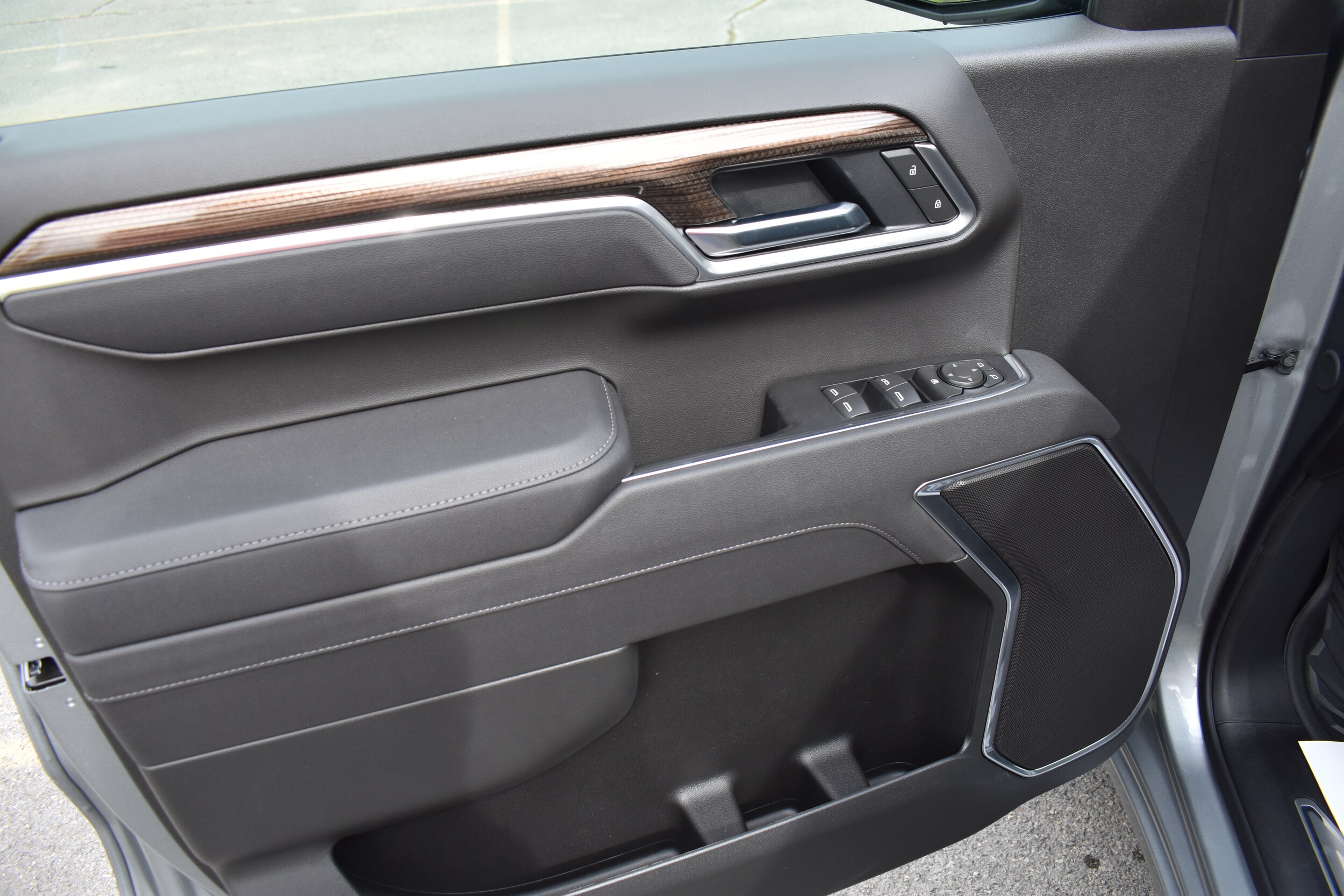 2025 Chevrolet Silverado 1500 RST photo 3