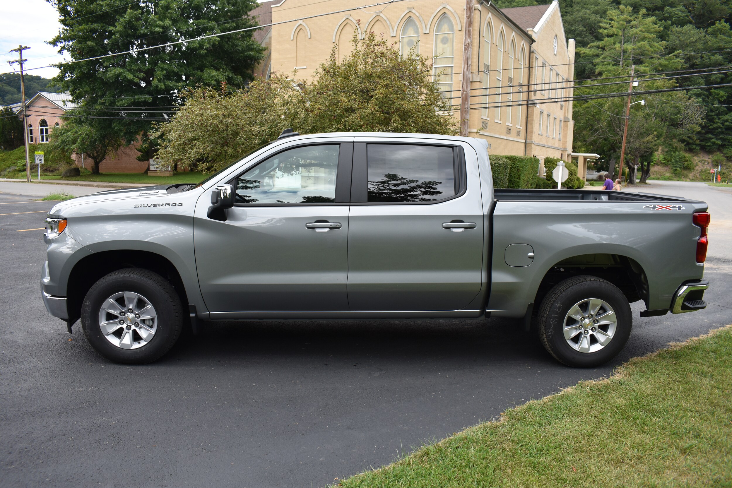 2025 Chevrolet Silverado 1500 LT photo 2