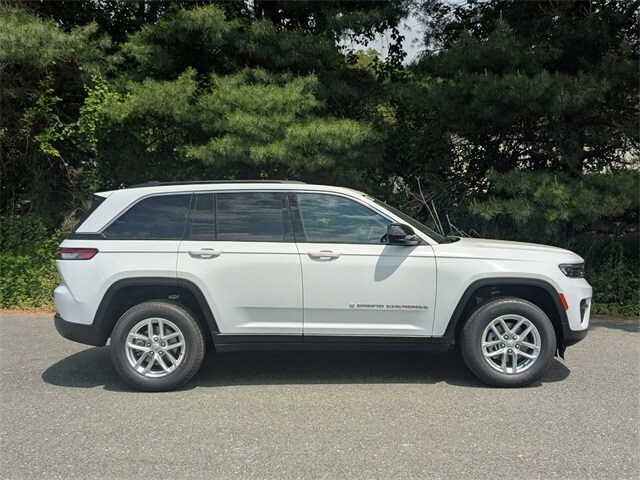 2025 Jeep Grand Cherokee Laredo photo 4