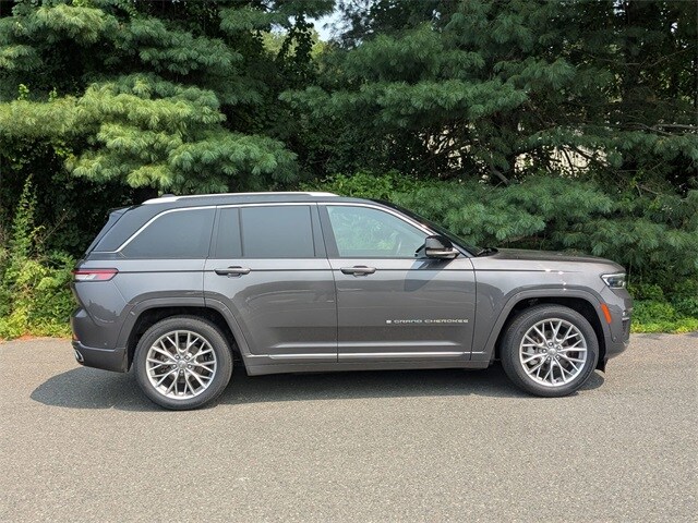 2022 Jeep Grand Cherokee Summit photo 4