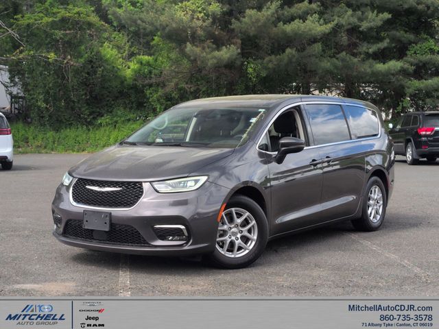 2023 Chrysler Pacifica Touring L's photo