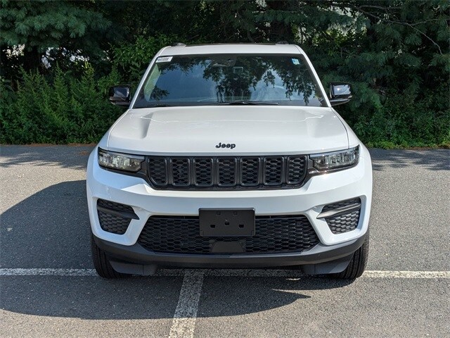 2025 Jeep Grand Cherokee Laredo photo 2