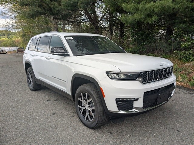 2025 Jeep Grand Cherokee Limited photo 3