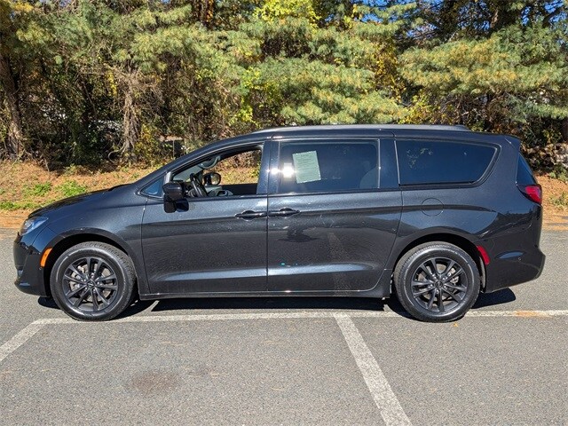 2020 Chrysler Pacifica Touring L photo 2