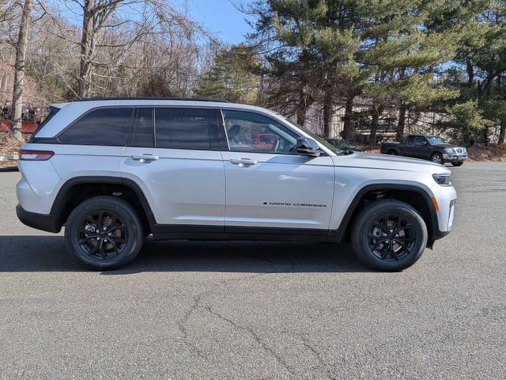 New 2026 Jeep Grand Cherokee Laredo Sport Utility