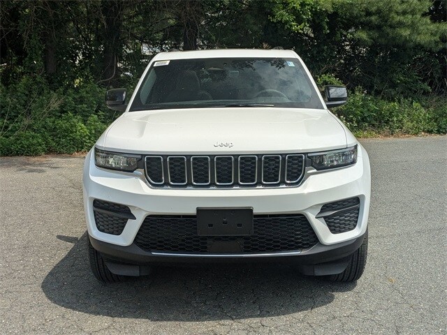 2025 Jeep Grand Cherokee Laredo photo 2