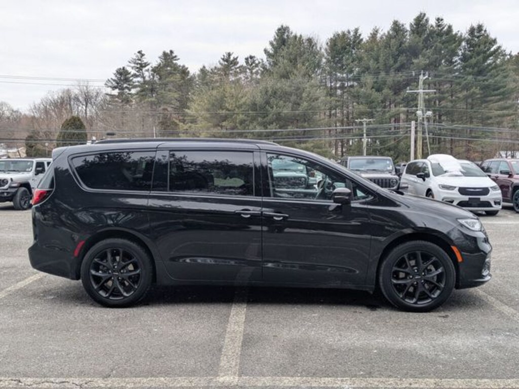 Used 2022 Chrysler Pacifica Touring L Minivan/Van