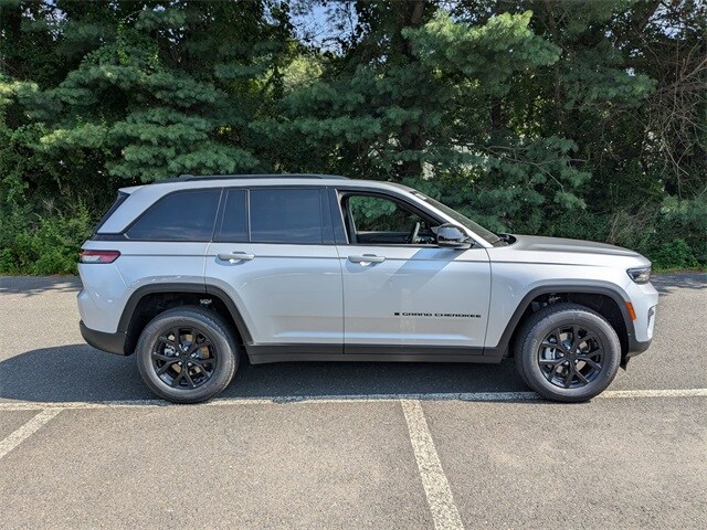 2025 Jeep Grand Cherokee Laredo Altitude X photo 4