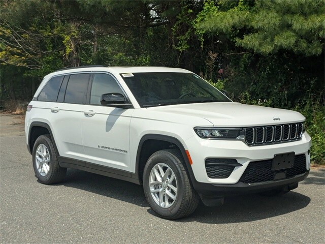 2025 Jeep Grand Cherokee Laredo photo 3