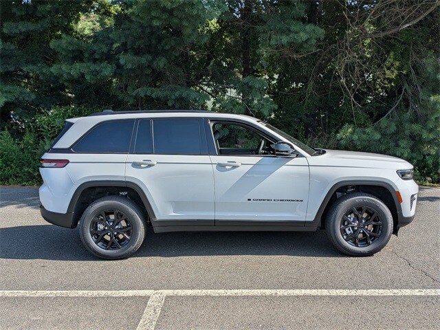 2025 Jeep Grand Cherokee Laredo photo 4