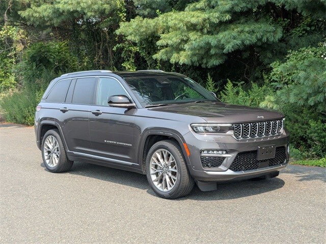 2022 Jeep Grand Cherokee Summit photo 3