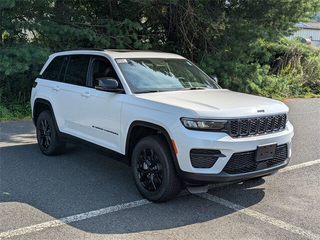 2025 Jeep Grand Cherokee Laredo photo 3