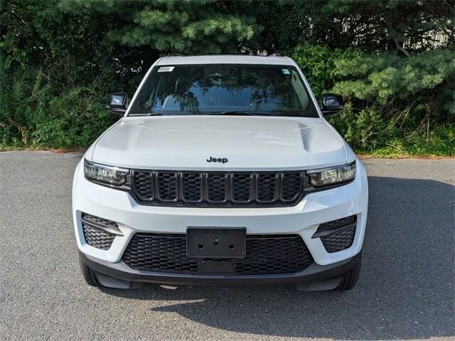 2025 Jeep Grand Cherokee Laredo Sport photo 2