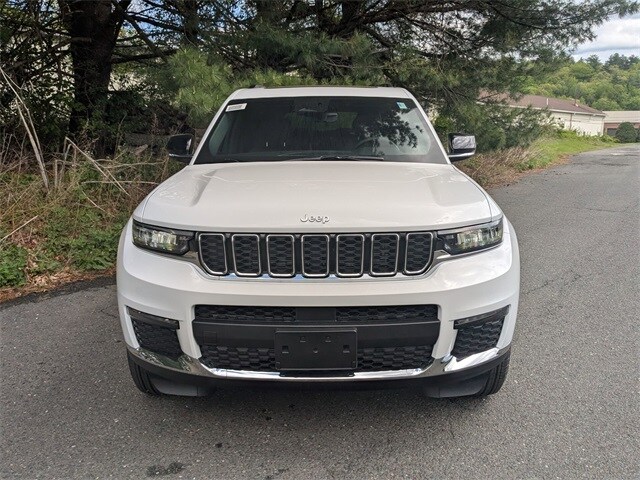 2025 Jeep Grand Cherokee Limited photo 2