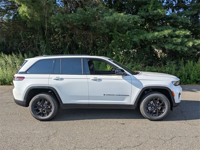 2025 Jeep Grand Cherokee Laredo Sport photo 4