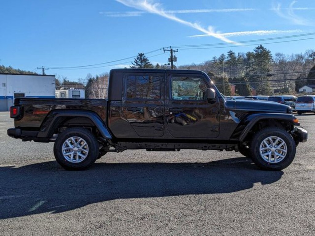 New 2023 Jeep Gladiator Sport Pickup