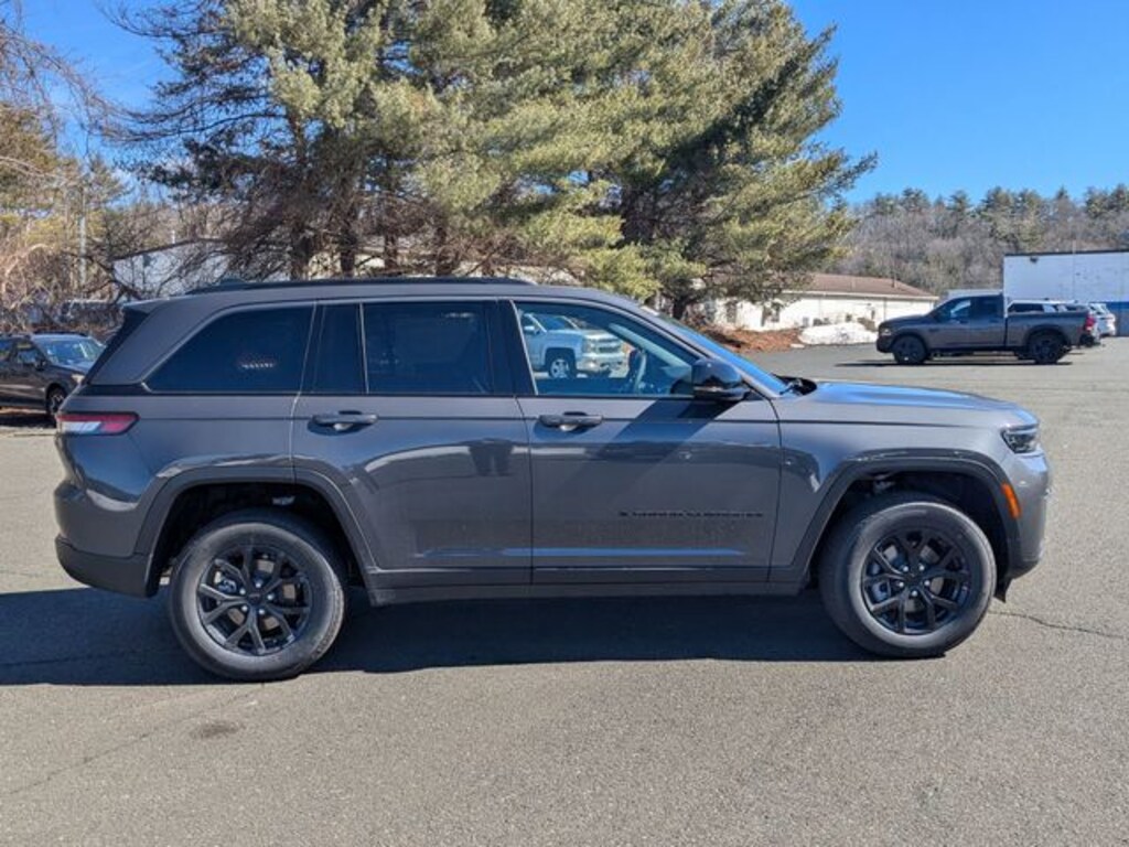 New 2026 Jeep Grand Cherokee Laredo Sport Utility