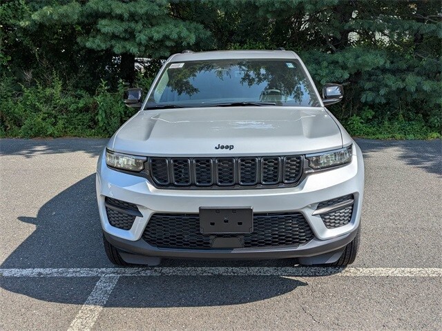 2025 Jeep Grand Cherokee Laredo Altitude X photo 2
