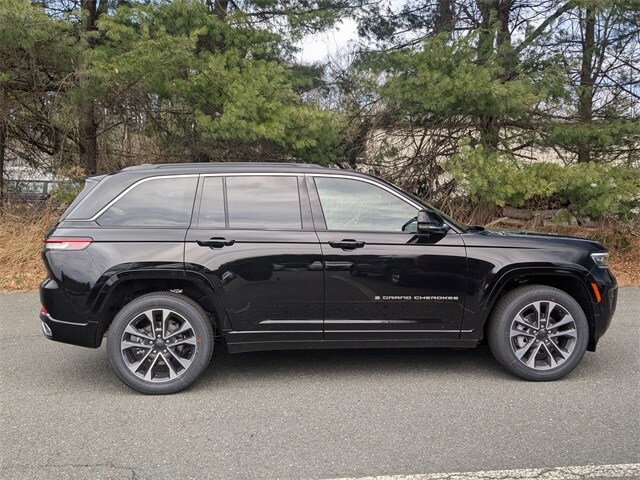 2025 Jeep Grand Cherokee Overland photo 4