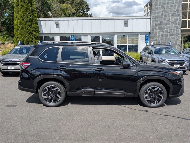 2025 Subaru Forester Premium photo 4