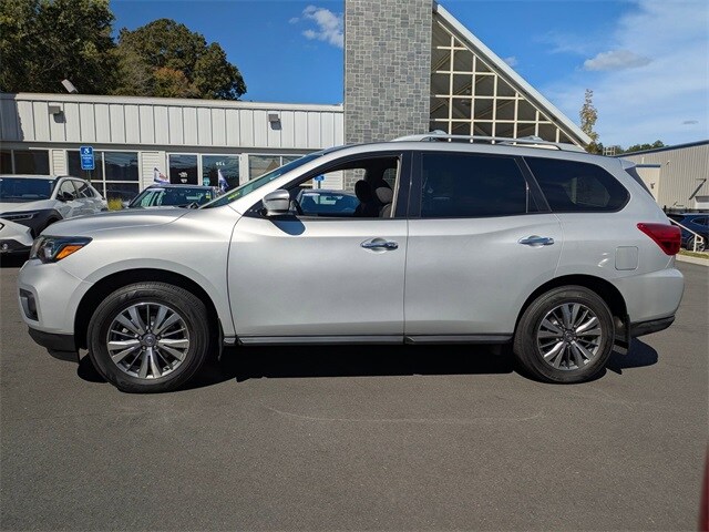 2020 Nissan Pathfinder S photo 2