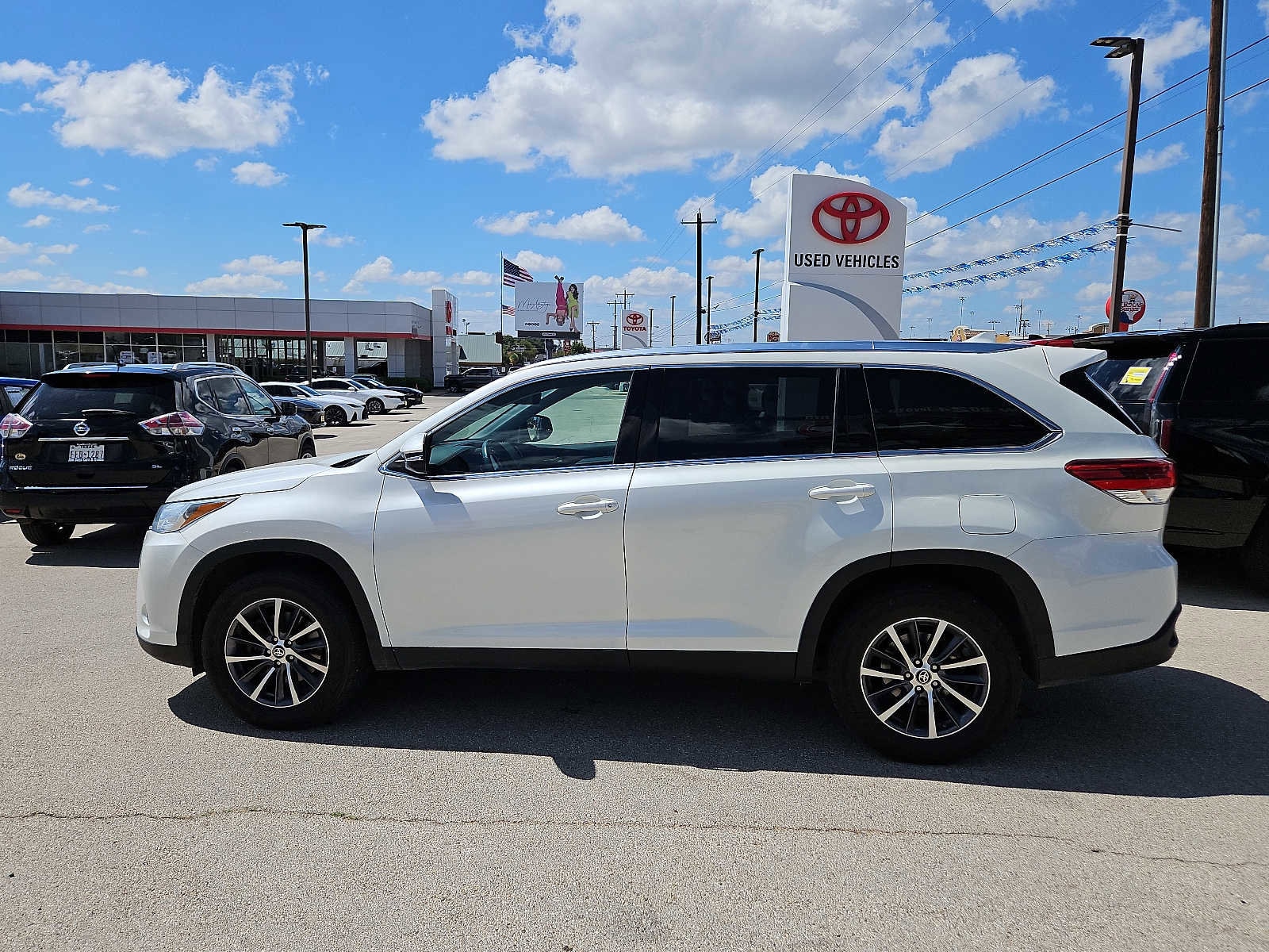 Used 2019 Toyota Highlander XLE with VIN 5TDKZRFH4KS368116 for sale in San Angelo, TX