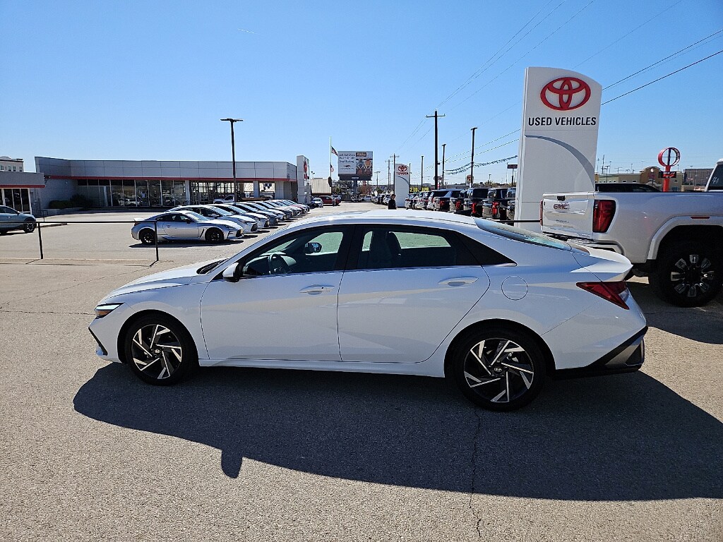 Used 2025 Hyundai Elantra SEL Convenience Sedan