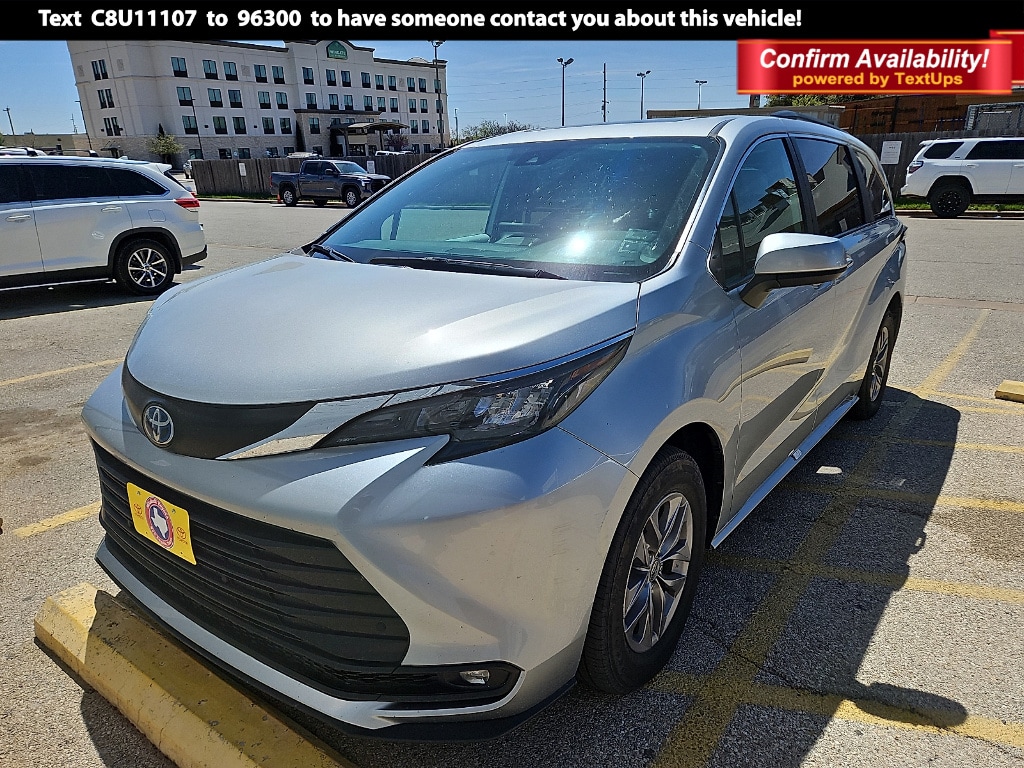 2025 Toyota Sienna XLE 8-Passenger Hybrid FWD's photo