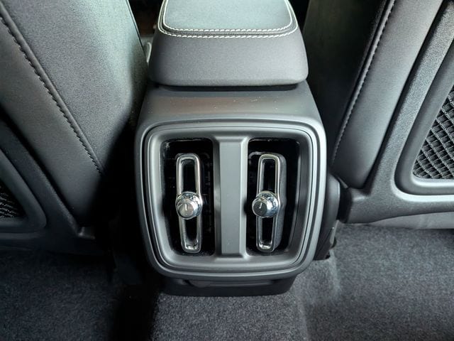 2026 Volvo XC40 Ultra Black Edition - Photo 18