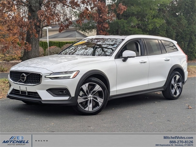 2024 Volvo V60 Cross Country Plus's photo