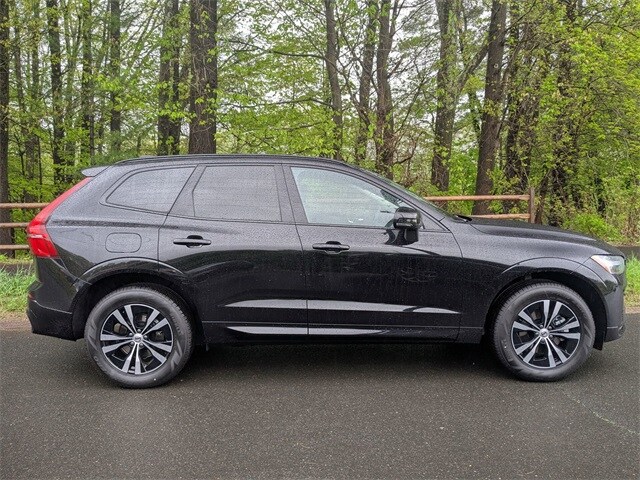 2025 Volvo XC60 B5 Core photo 4