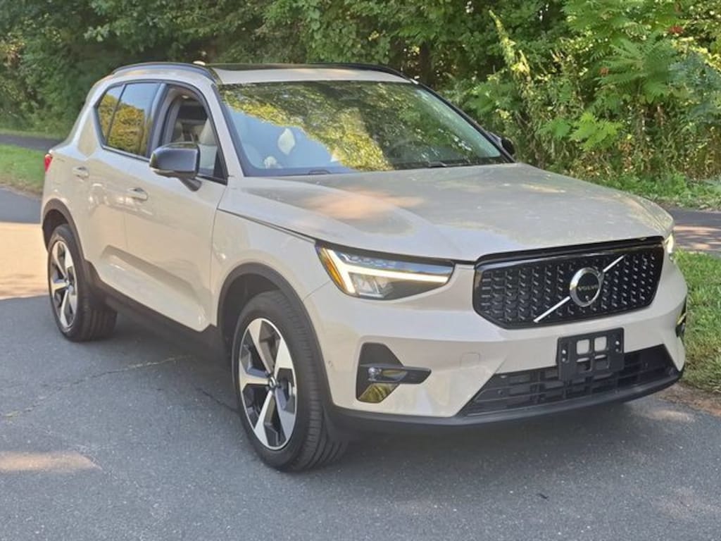 New 2026 Volvo XC40 B5 Plus SUV