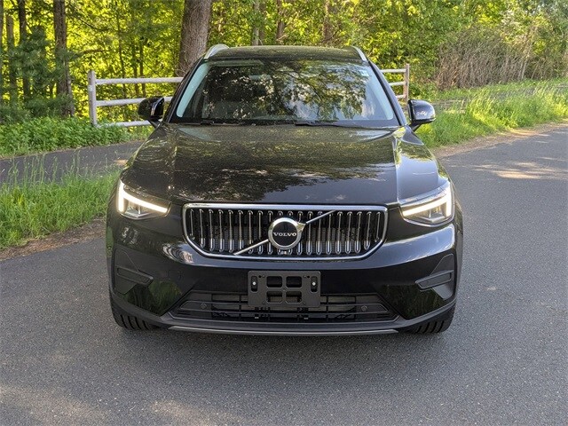 2025 Volvo XC40 Core photo 2