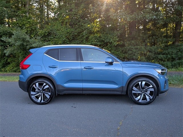 2024 Volvo XC40 Plus photo 3