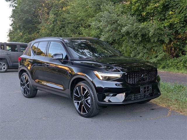 2026 Volvo XC40 photo 2