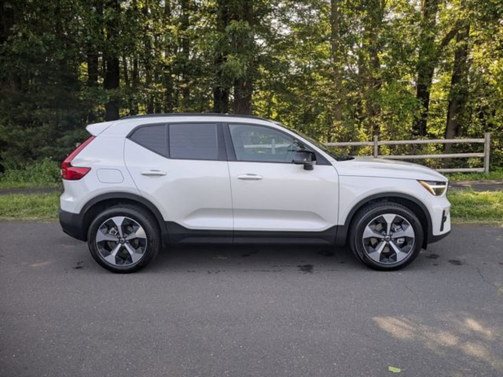 New 2026 Volvo XC40 B5 Core SUV