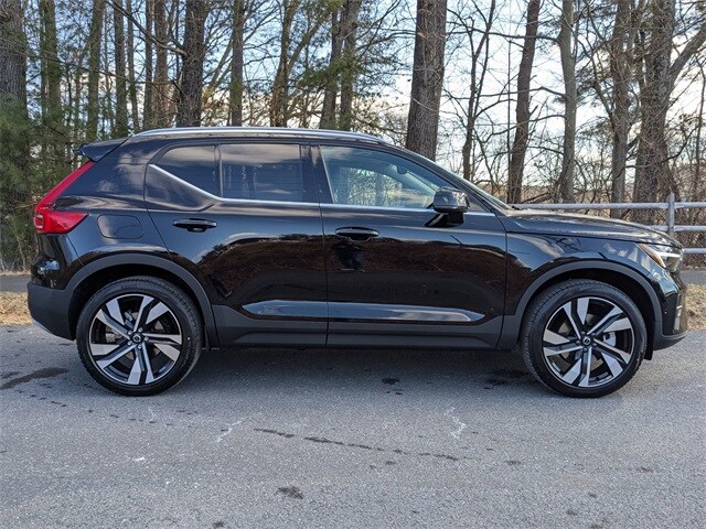 2025 Volvo XC40 Plus photo 3