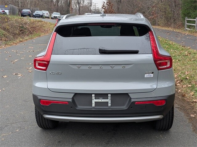 2025 Volvo XC40 Core photo 2