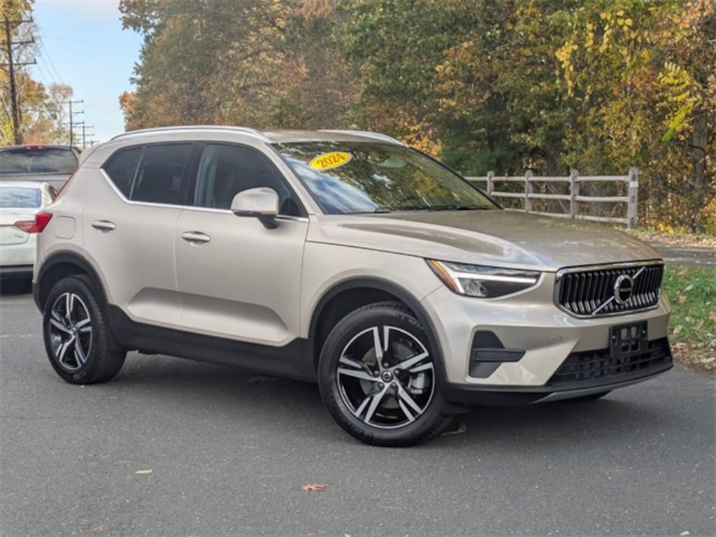 Certified 2024 Volvo XC40 B5 Core SUV