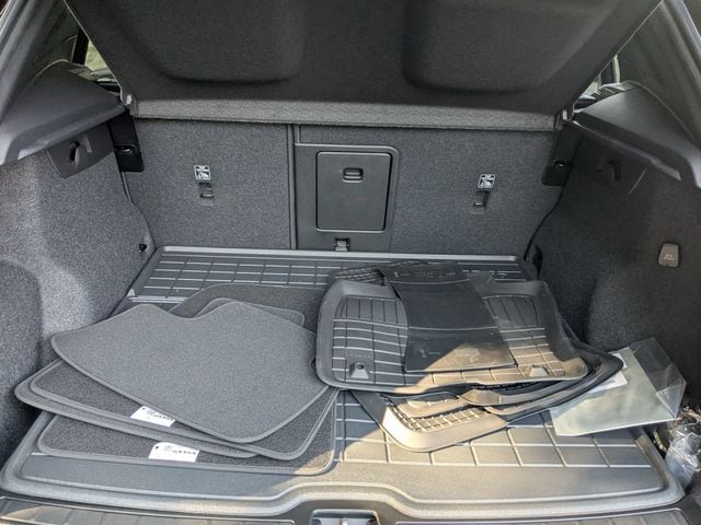 2026 Volvo XC40 Plus - Photo 18