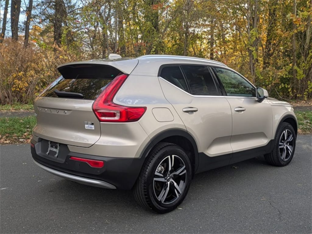 Certified 2024 Volvo XC40 B5 Core SUV