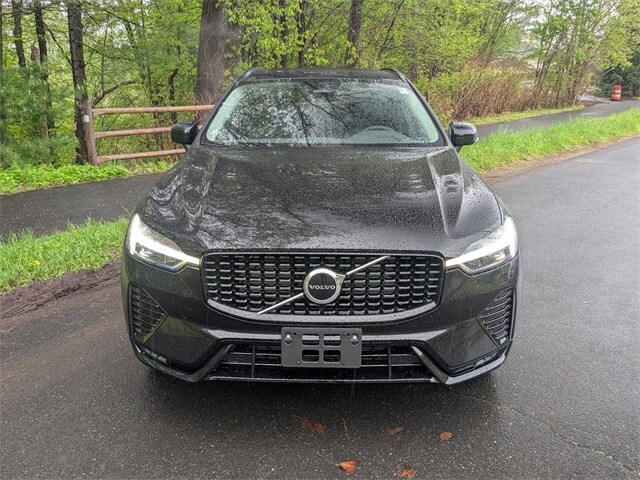 2025 Volvo XC60 B5 Core photo 2