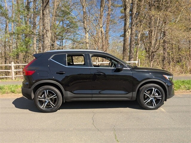 2025 Volvo XC40 Core photo 3